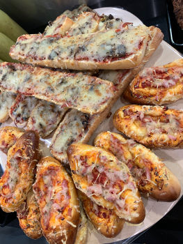 Sandwichs et baguettes garnis en pizza